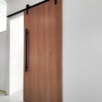 Trilho com roldanas aparente para porta de correr