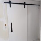Trilho com roldanas aparente para porta de correr