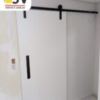 Trilho com roldanas aparente para porta de correr