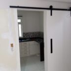 Trilho com roldanas aparente para porta de correr