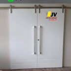 Trilho com roldanas aparente para porta de correr