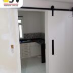 Trilho com roldanas aparente para porta de correr