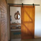 Trilho com roldanas aparente para porta de correr