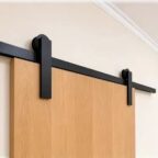 Trilho com roldanas aparente para porta de correr